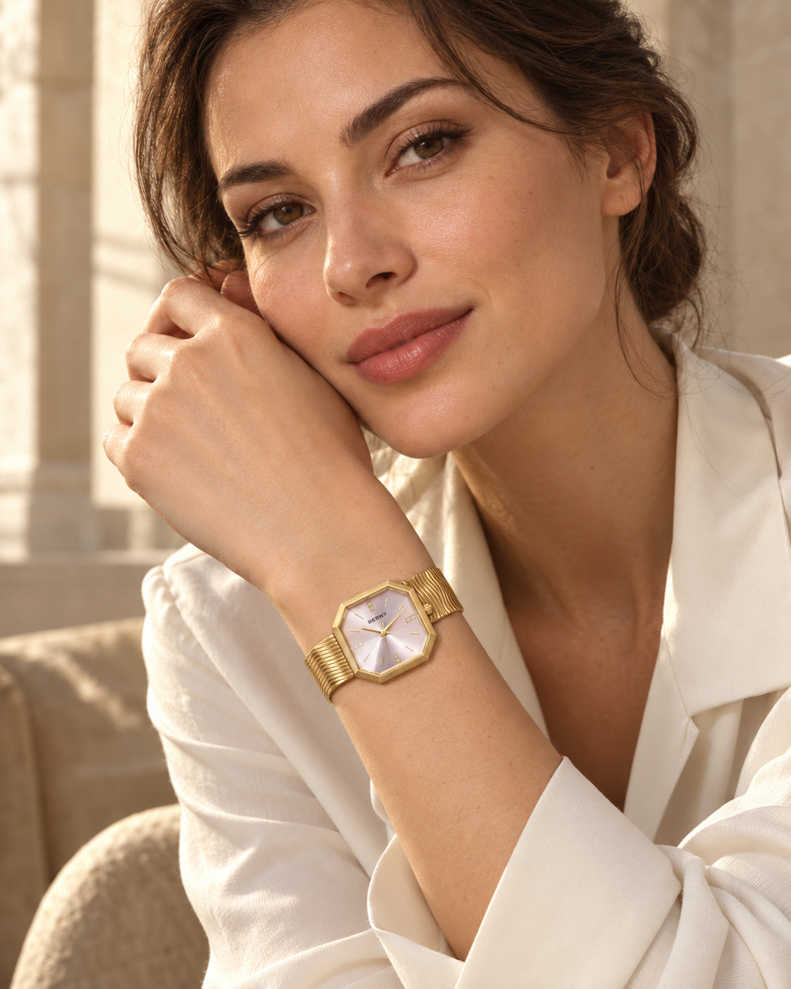 Modelo femenino con reloj BERNY octogonal de esfera lila y brazalete dorado en la muñeca