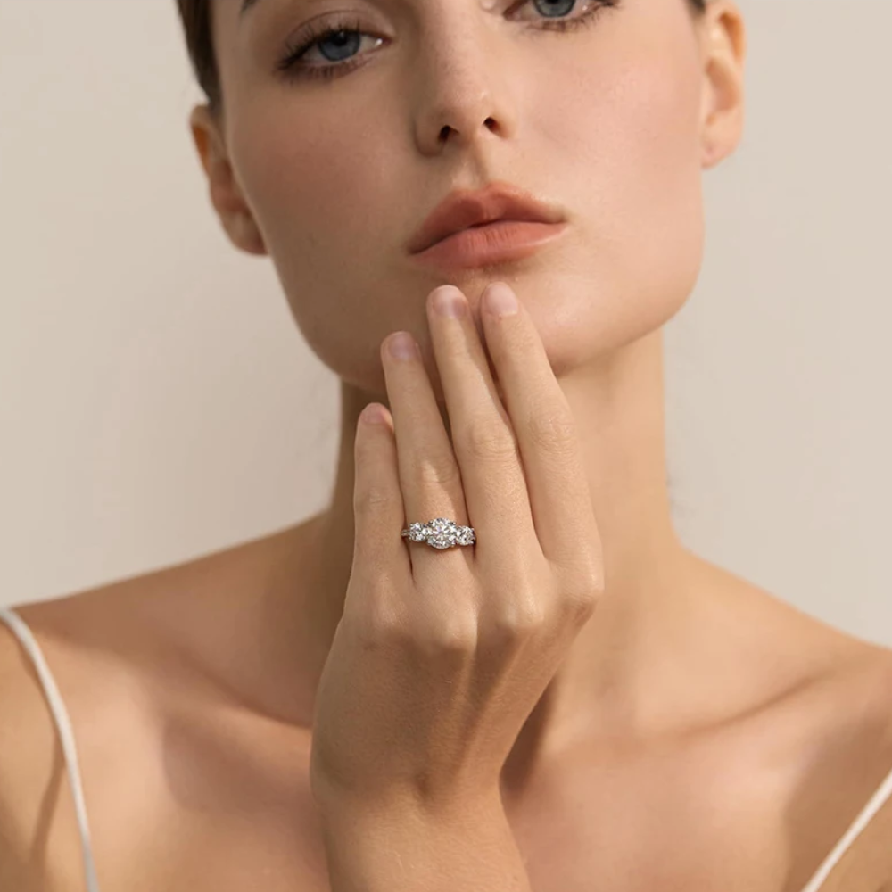Anillo de Compromiso 4CT Moissanita Corte Redondo Plata de Ley 925 Chapado en Oro Blanco 18K