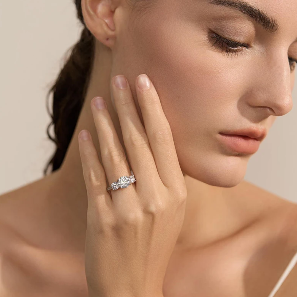 Anillo de Compromiso 4CT Moissanita Corte Redondo Plata de Ley 925 Chapado en Oro Blanco 18K