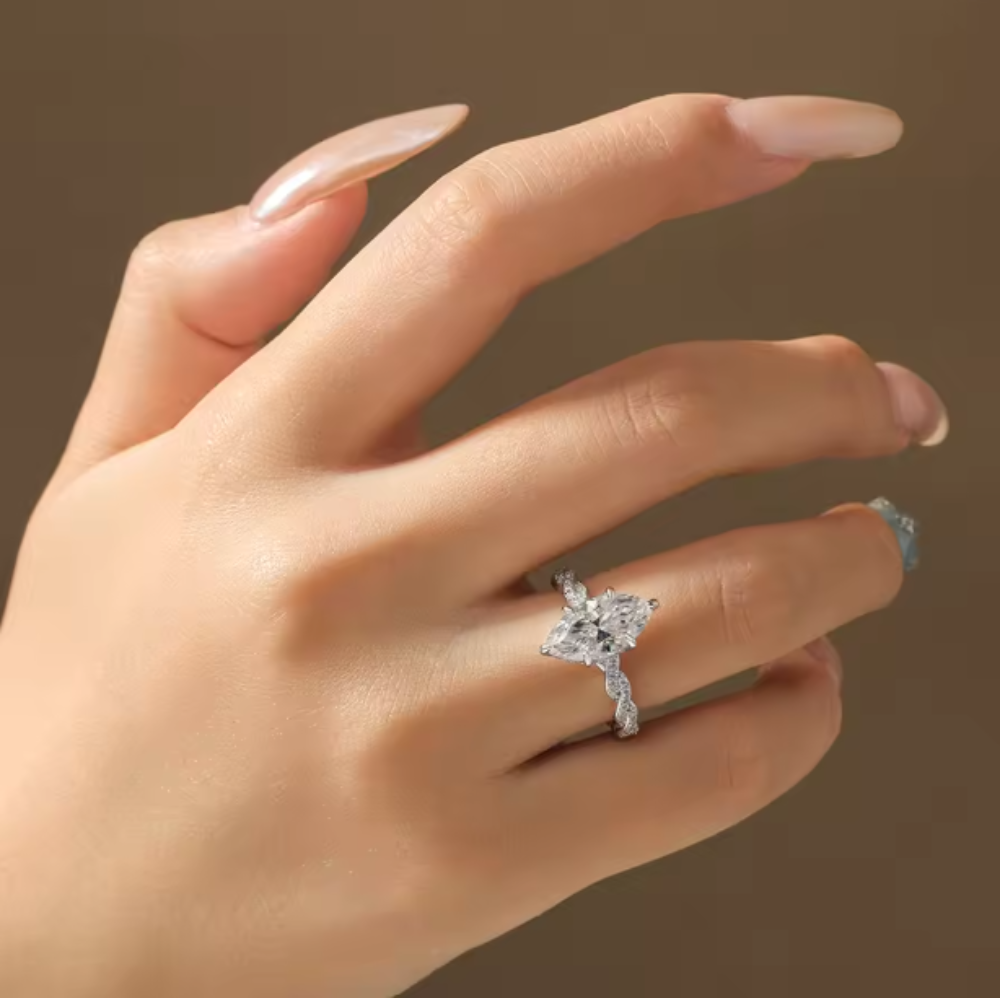 Anillo de Compromiso 3CT Moissanita Corte Marquesa Plata de Ley 925 Chapado en Oro Blanco 18K