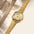 Reloj octogonal dorado sobre tela