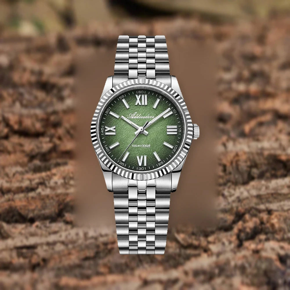 Reloj Calma con esfera verde y brazalete de acero, en posición vertical sobre un fondo de madera natural