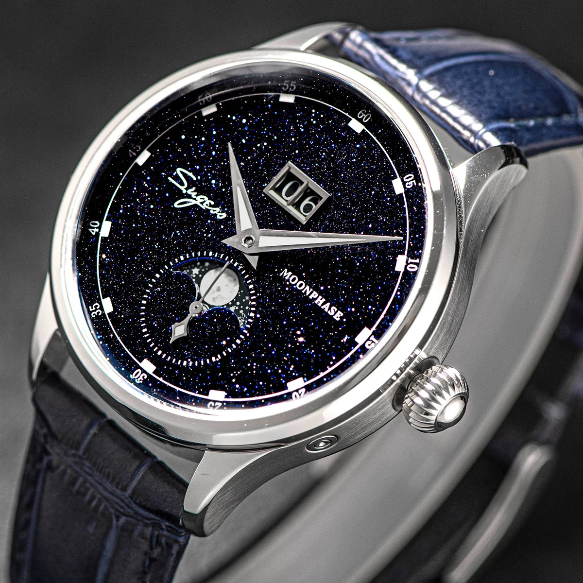 Luminous hands, indices and moon phase in the dark