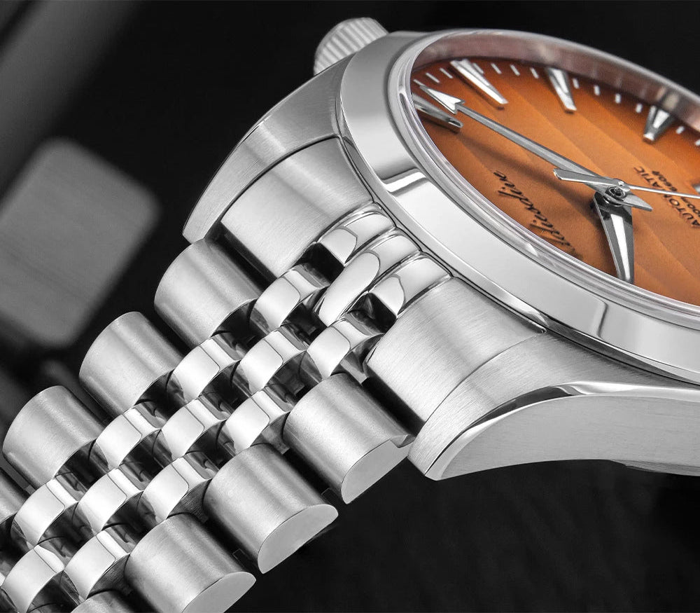 Detalle del brazalete de acero Duna