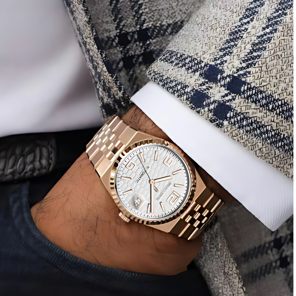 Reloj automático, caja en oro rosa, detalle en primer plano — RoyElite